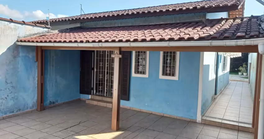 Casa no centro de bertioga com piscina, próxima da praia e com potencial