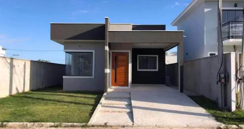 Casa com fino acabamento dentro de condomínio fechado.