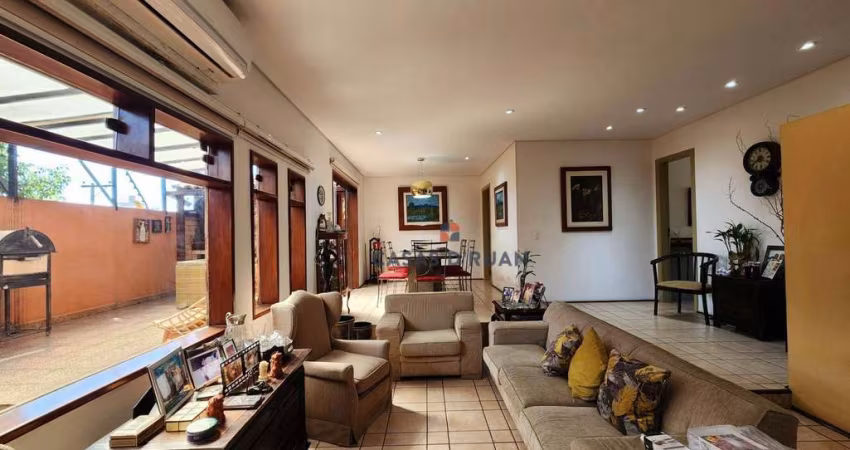 Casa com testada de 9m, 3 suítes e 3 vagas. Oportunidade, agende sua visita!