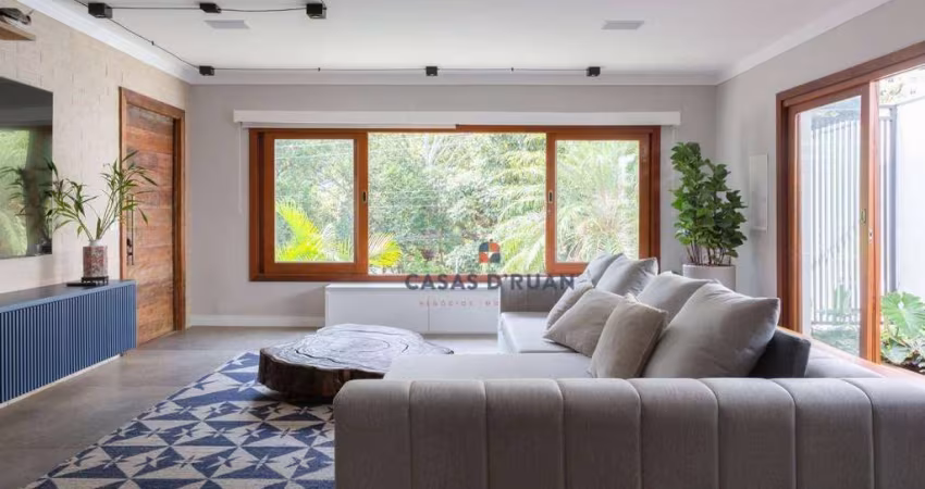 São 450m2 de terreno com muito conforto e bem estar! Tudo que você busca está disponível nessa linda casa, que acaba de ficar pronta!