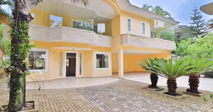 Mansão com arquitetura clássica à venda no Novo Leblon, um dos melhores condomín