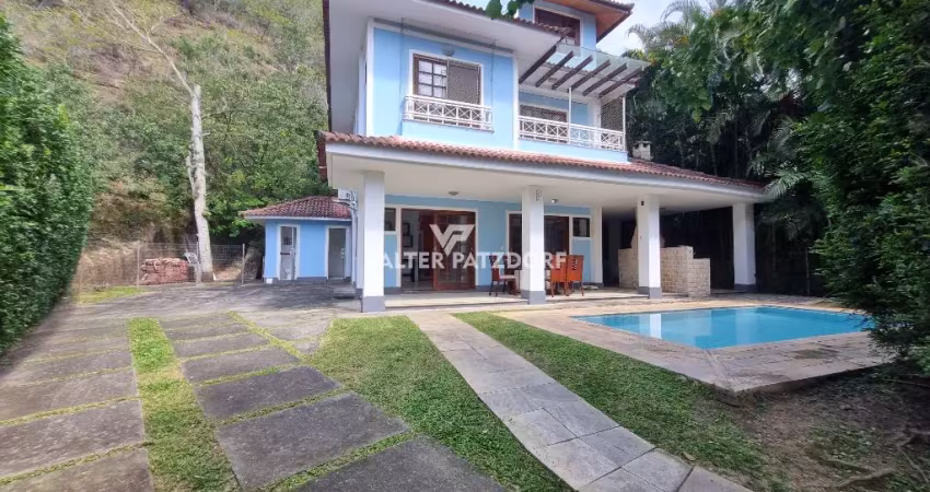 Casa triplex em condomínio fechado – bela floresta, vargem pequena (rj)
