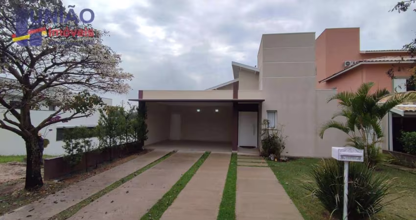 Condomínio Fechado, Casa Térrea, 03 dormitórios (sendo 01 suite), área de lazer e linda área verde.