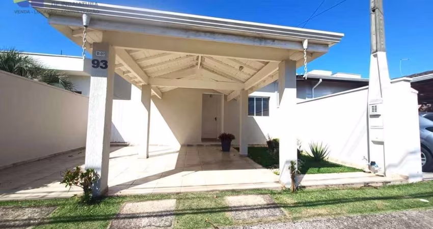 Casa térrea em condomínio fechado, 03 dormitórios (sendo 01 suíte), área de lazer, segurança e portaria 24hs.