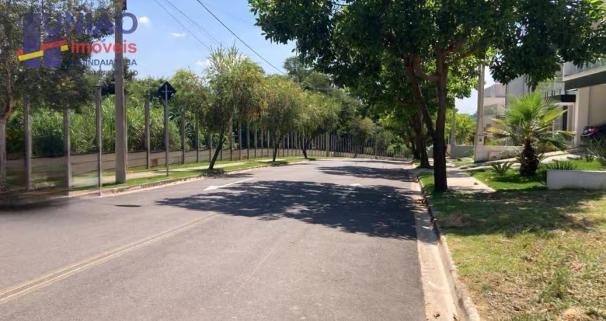 Lindo terreno em condomínio fechado de alto padrão.