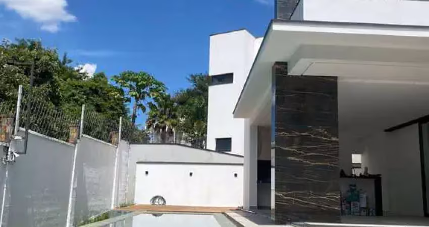 Casa de Alto Padrão à Venda - 3 suites Piscina - Cond. Alphaville 1