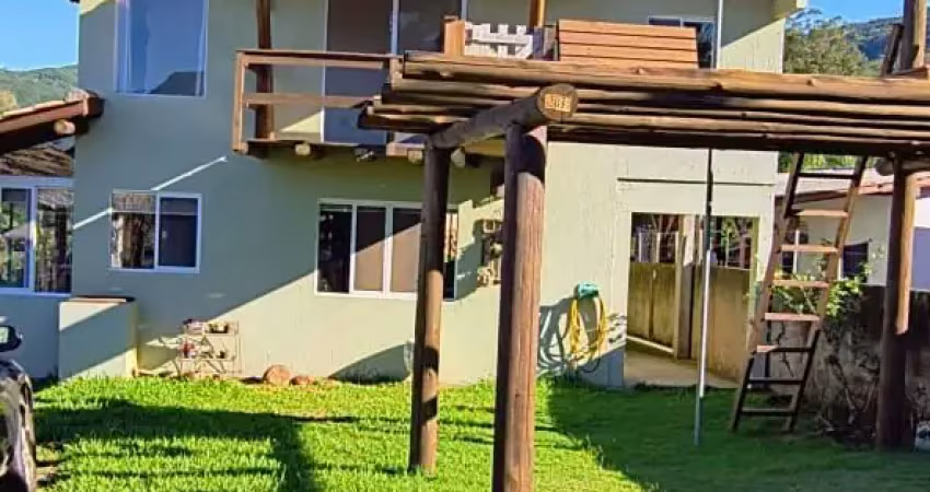 Casa com 3 dormitórios e vista para o mar e lagoa na Costa do Macacu em Garopaba, SC.