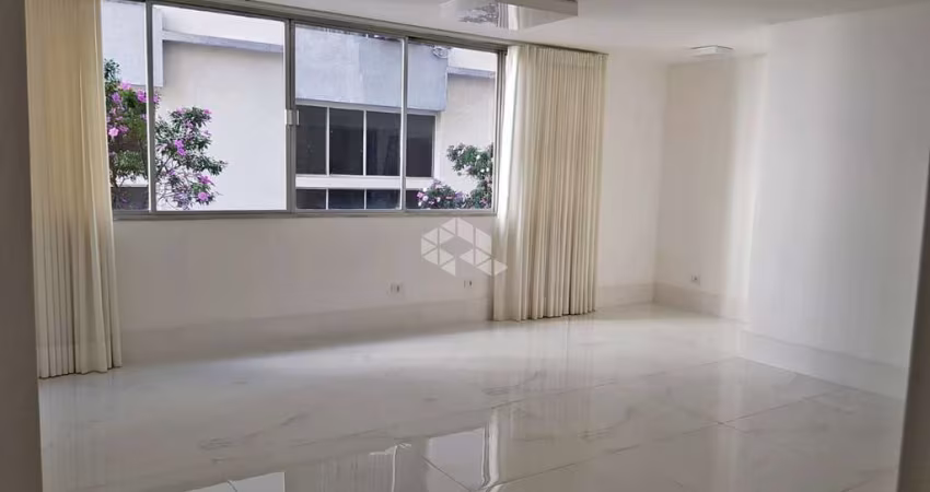 Apartamento reformado | 4 Dorms e 5 banheiros - Localização excelente