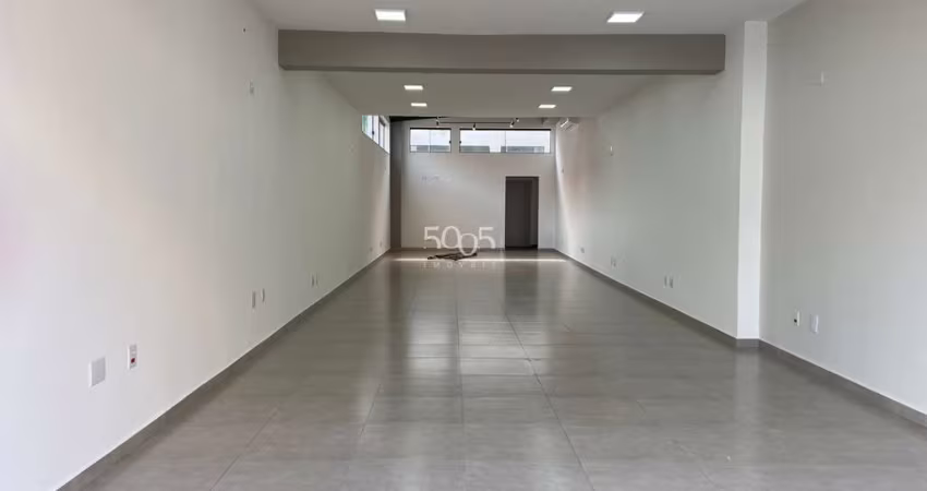 Imóvel comercial disponível para locação no Centro com 114m2 de área útil com salão, 2 banheiros.