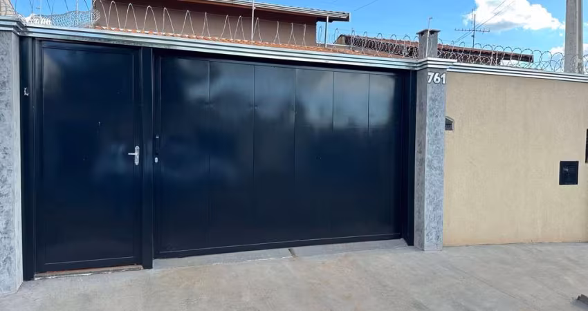 Casa com dois dormitórios sendo uma suíte sala cozinha varanda dois banheiros lavanderia