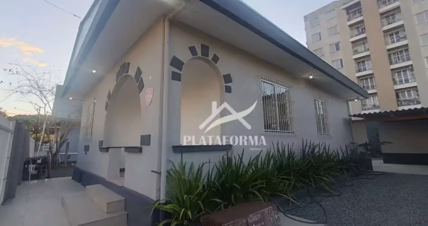 Casa comercial com 4 salas para alugar no Garcia, Blumenau 