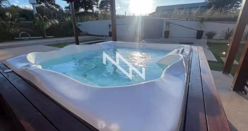 Sobrado de alto padrão em hidrolândia com 5 suítes e piscina moderna