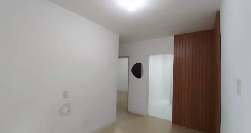 Apartamento reformado com 02 dormitórios 01 vaga de garagem na guilhermina à 150 metros da praia