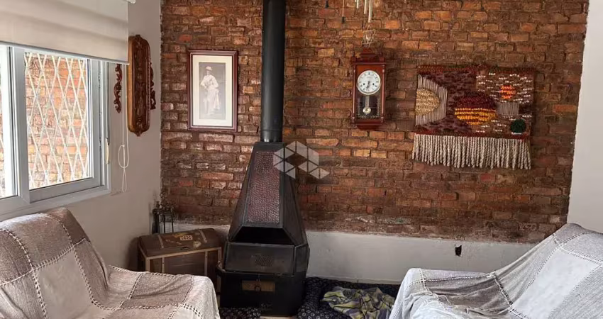 Casa sobrado com 3 quartos, sendo 1 suíte, no bairro bom fim