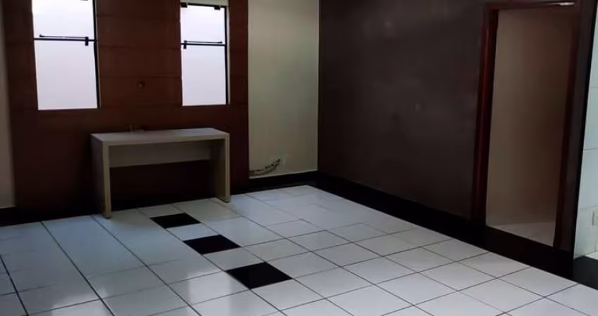 Casa à Venda em Mogi Guaçu: 3 Dormitórios, 332m² por R$800k