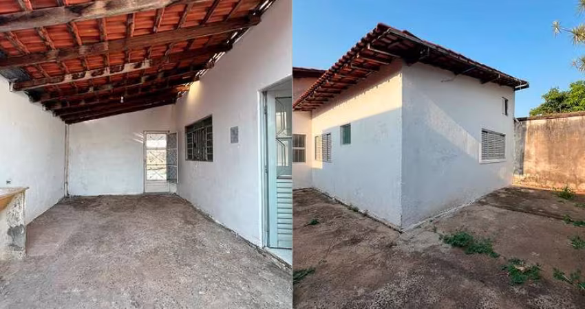 Casa à Venda em Jardim Santa Cruz - 2 Dormitórios, R$265 mil