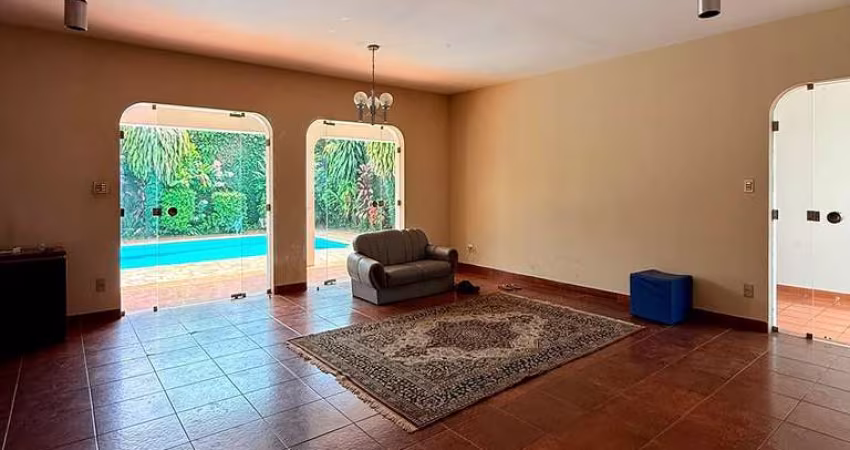 Casa à Venda em Mogi Guaçu: 3 Dormitórios e 4 Banheiros