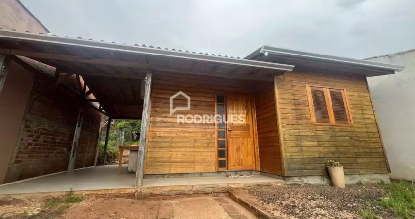 Casa com 2 quartos para alugar na Luiz Adelmo Winck, 165, Ouro Verde, Portão
