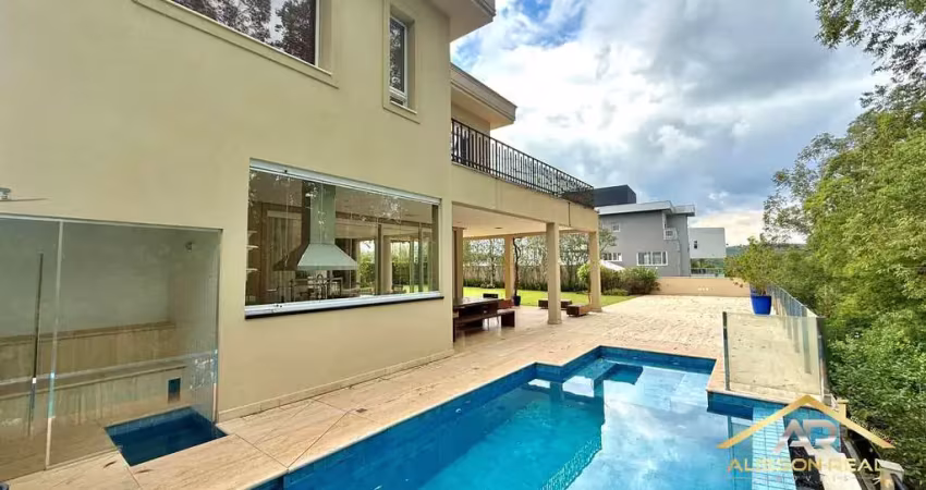 Casa sendo 851,47m² de Terreno, 4 Quartos, 4 suítes, piscina.