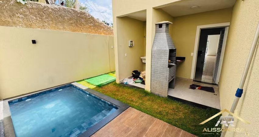 Lindo Sobrado á venda, com 3 Dorms, 1 Suíte e Piscina aquecida.
