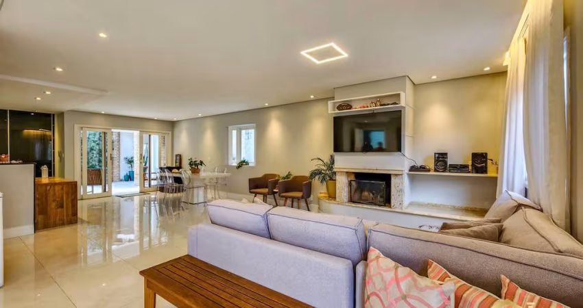 Casa com 4 Quartos, 2 Sts, 304m² - Condomínio Villas de São Francisco VI.