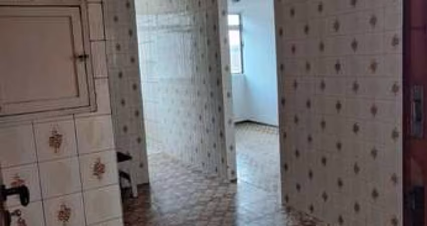 Apartamento Cohab II com 03 dormitórios e vaga de garagem coberta