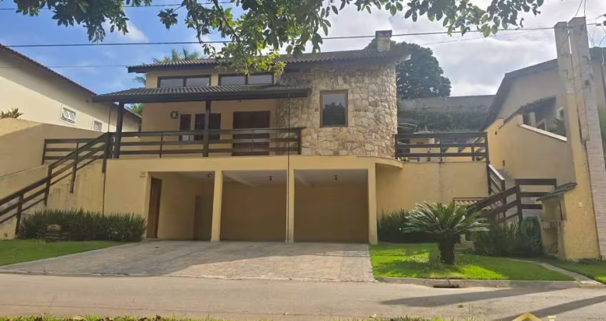 Linda Casa, 3 Dorms, 1 St, 6 Vagas, e um terreno de 504m² - Barueri - SP.