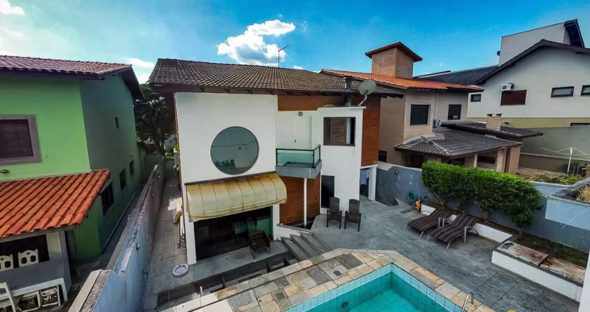 Linda Casa com 4 dorms, 2 Sts, 4 Vagas com 360m² - Alphaville - SP.