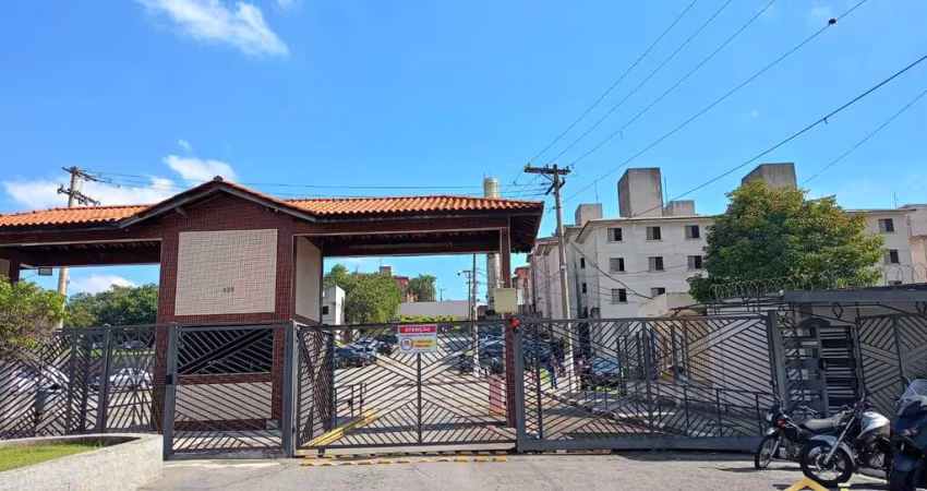 Apartamento térreo com 02 dormitórios e vaga para 1 carro