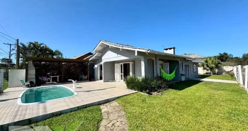Residência com 05 dormitórios sendo 02 suítes no centro de Imbé!