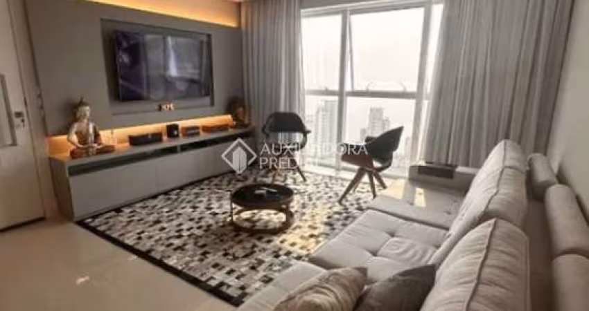 Apartamento com 3 quartos para alugar na Rua 3770, 450, Centro, Balneário Camboriú