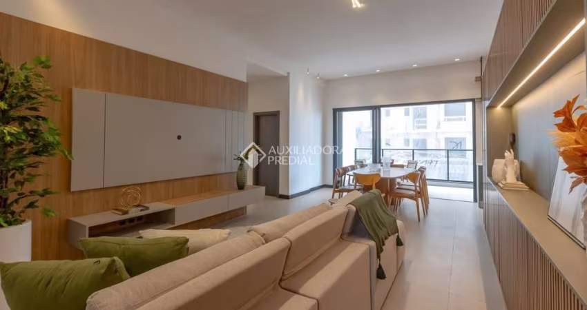 Apartamento com 4 quartos para alugar na Rua 295, 205, Meia Praia, Itapema