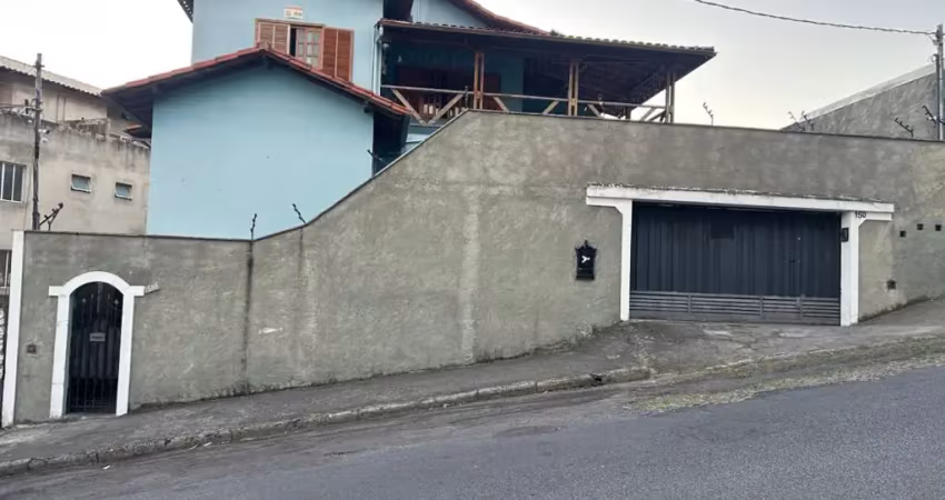 Casa a venda no bairro gloria  com dois pavimentos.