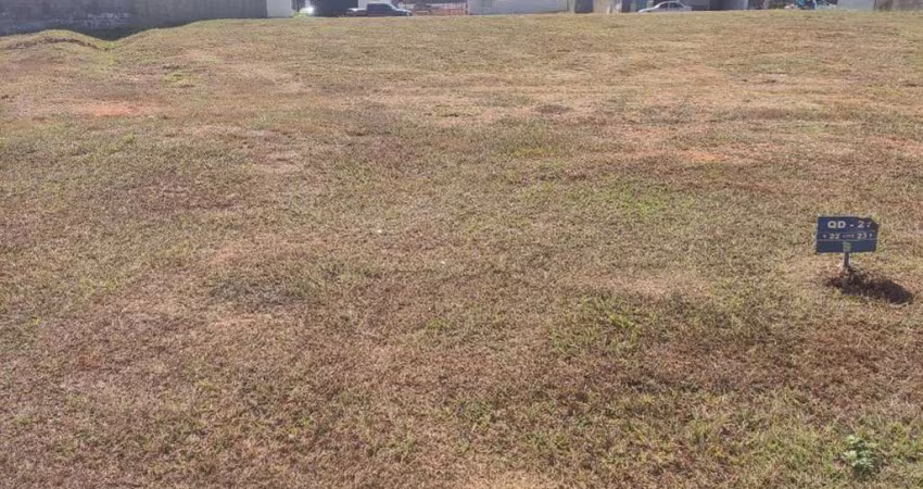 Terreno de 300m² com área verde exuberante no Condomínio Jardins Bolonha
