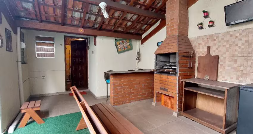 Sobrado com 150 m² ac, 3 dormitórios, 5 vagas e agradável área gourmet com churrasqueira