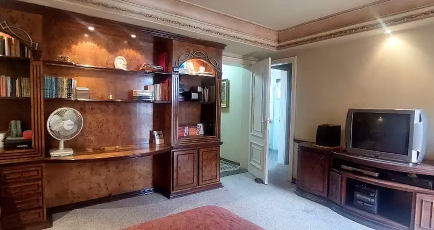 Clássico dos anos 1990, apartamento duplex com 328 m² au, 4 suítes e 4 vagas