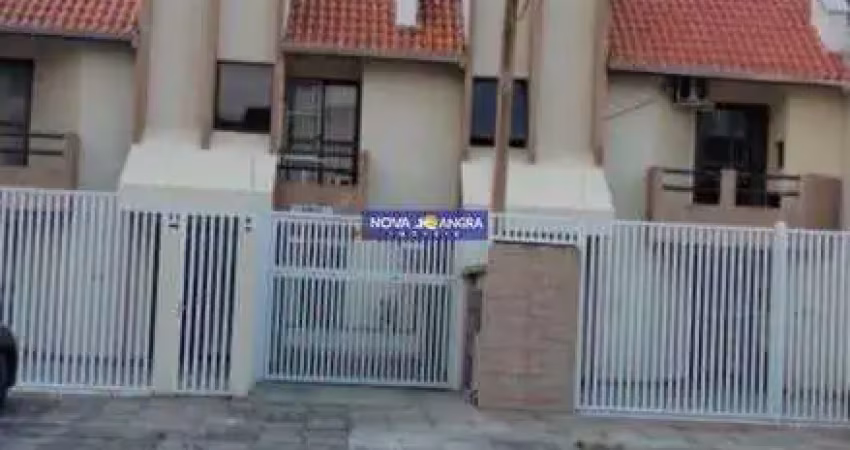 A poucos metros da areia da praia brava central de caiobá.
