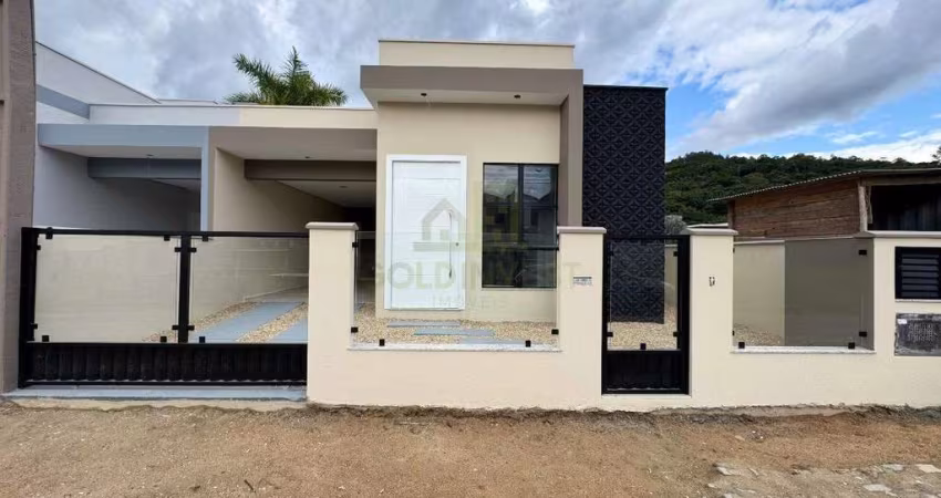 Casa baixa com 3 quartos, sendo 1 suíte, localizada no bairro Guabiruba Sul a 5 minutos do Centro da Cidade