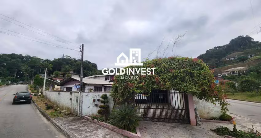 Residência espaçosa com área de festas e galpão multifuncional