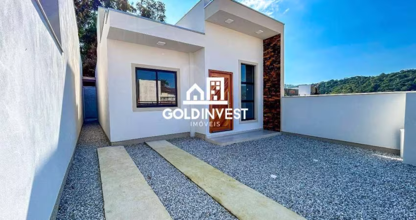 Casa nova com passagem lateral Bairro Primeiro de Maio