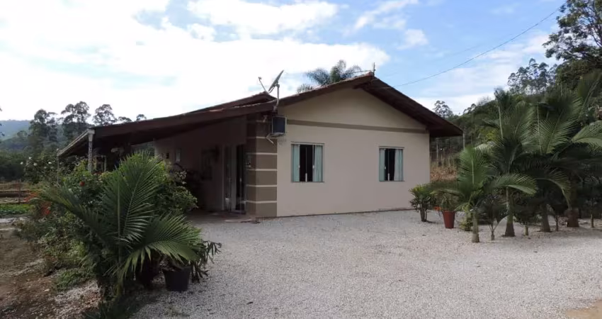 Casa solta com 3 quartos ( 1 Suíte)