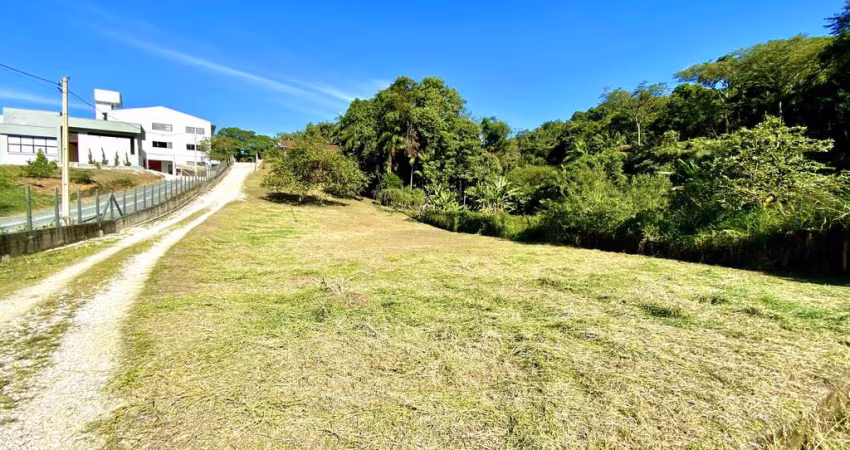 Terreno com mais de 5 mil m² no Bairro Guarani, rua geral, 3,5 km do Centro de Brusque