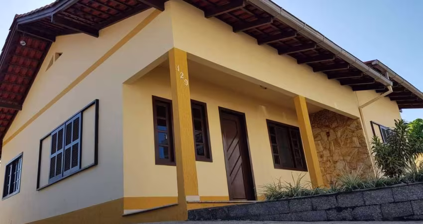 Casa a venda solta com 3 quartos no bairro Santa Terezinha