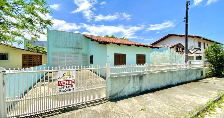 Terreno no Bairro Pereque em Porto Belo com 300 m² e casa com 3 quartos, área de festas vaga para 2 carros