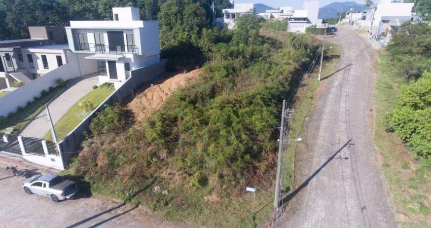 Terreno com 430m² no bairro Primeiro de Maio