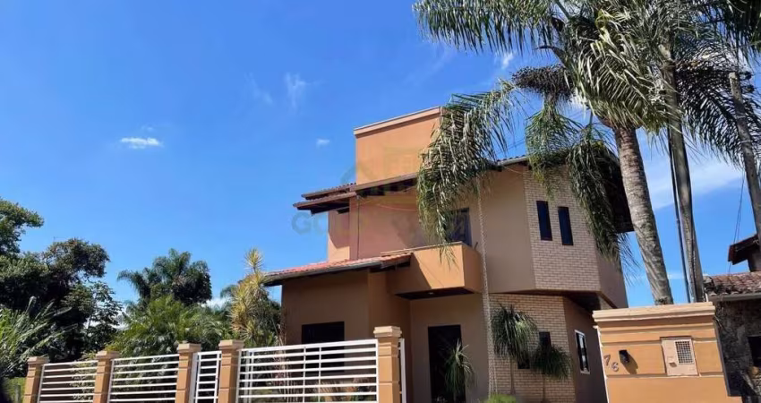 Casa ampla, com 3 suítes, sendo uma delas master com closet, no bairro Jardim Maluche