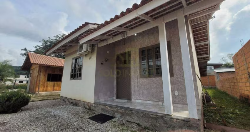 Casa á venda no Bairro São Pedro em Guabiruba com amplo espaço de terreno