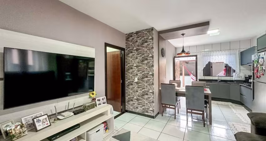 Casa de três quartos com piscina e área de festas e três vagas de garagem, localizada a apenas quinze minutos do coração da cidade.