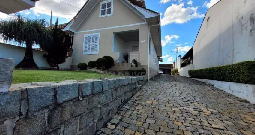 Casa com amplo terreno à venda no centro de brusque