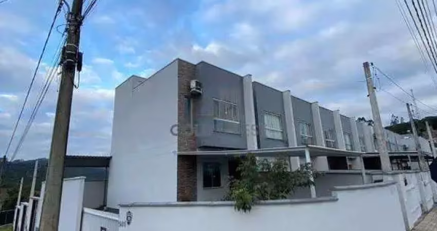 Casa à venda – 2 quartos, passagem lateral, espaço nos fundos, garagem coberta